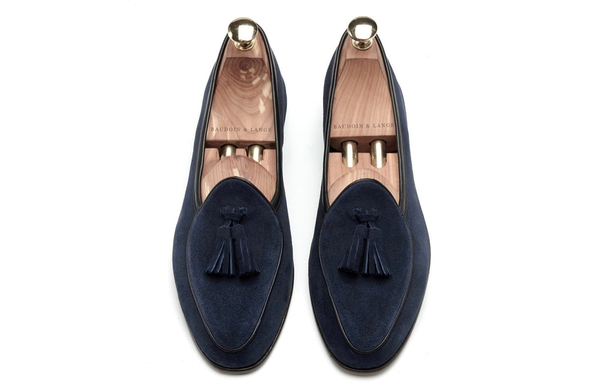 Herren-Loafer aus blauem Wildleder mit Quasten, zu heller Hose getragen