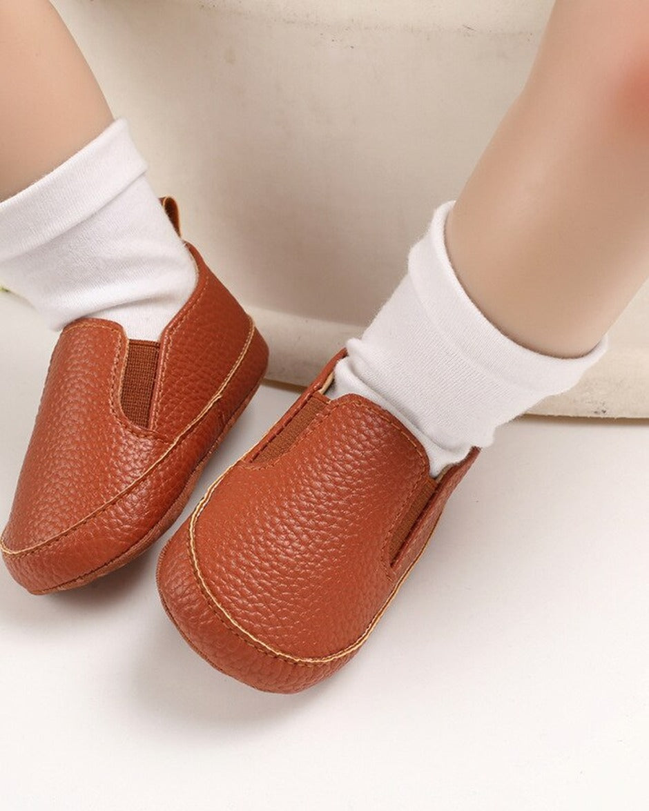 Baby-Loafer aus braunem Kunstleder Bild