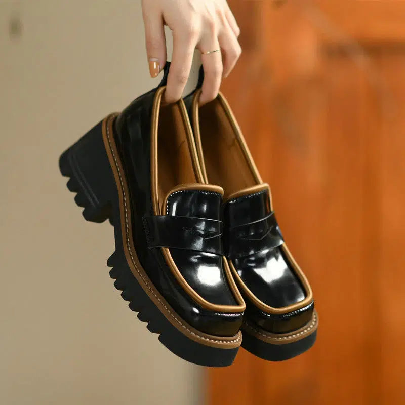 Zweifarbige Lackoptik-Loafer mit dicker Sohle