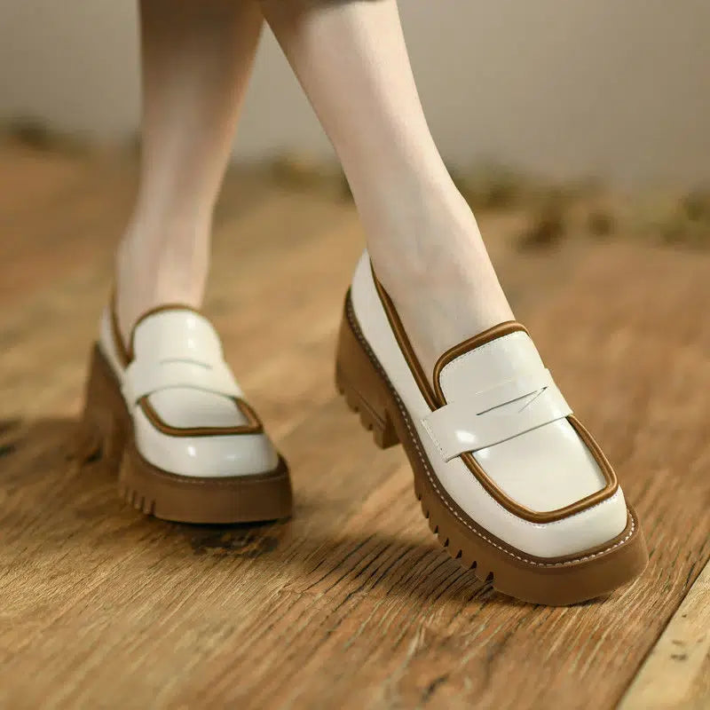 Zweifarbige Lackoptik-Loafer mit dicker Sohle