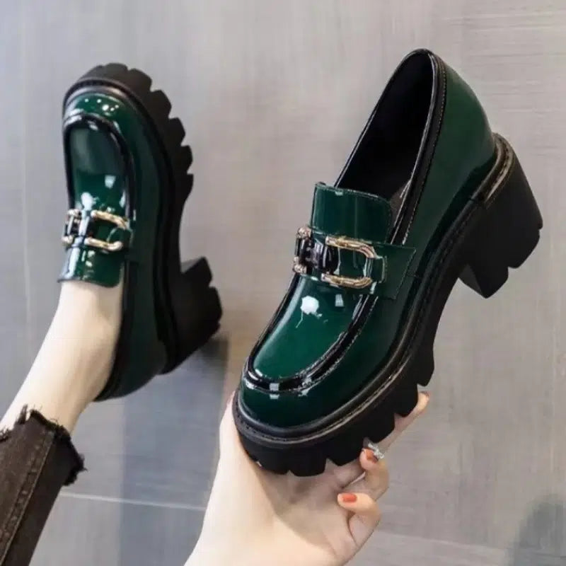 Lackierte Loafer mit Absatz und dicker Sohle