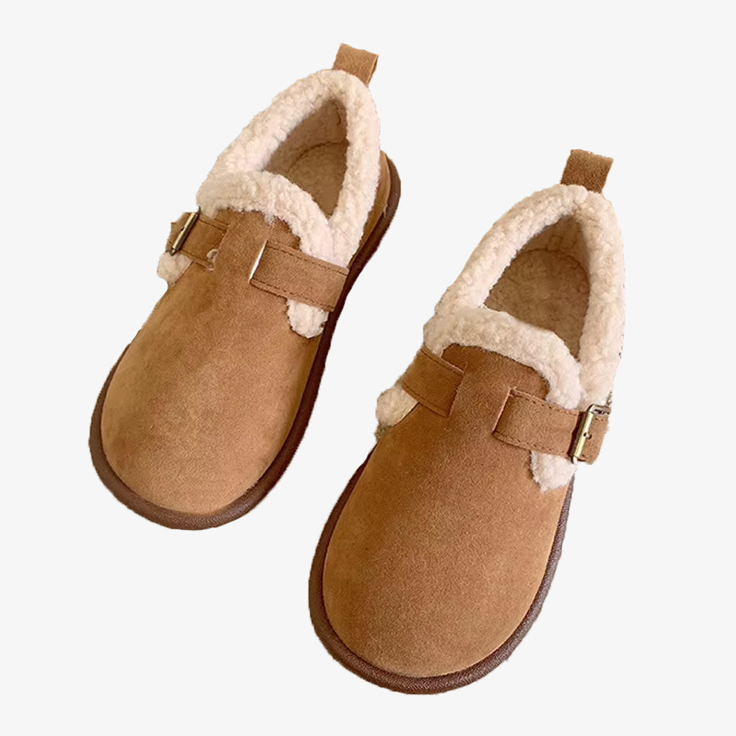 Ein Paar gefütterte Clog-Mokassins für Damen in Camel mit geschlossenem Fersenbereich auf weißem Hintergrund
