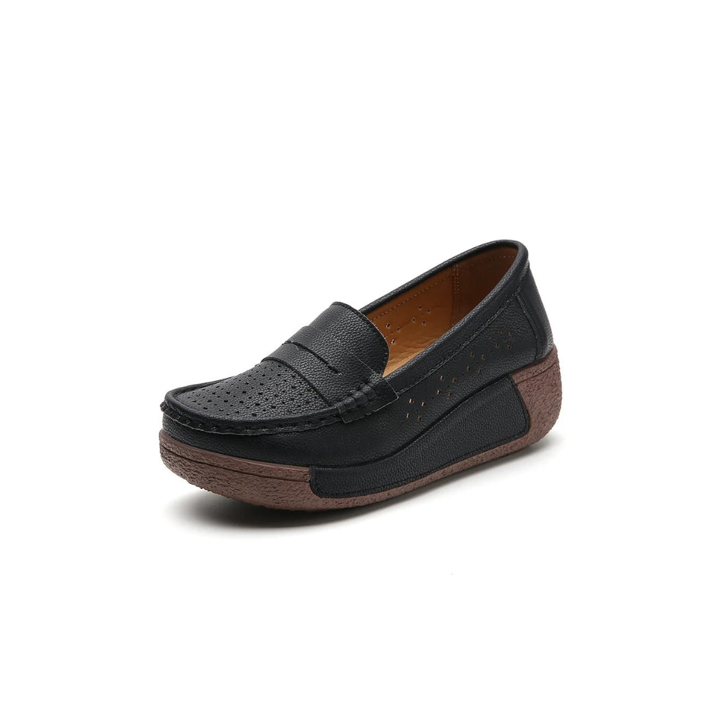Perforierte Loafer für Damen aus Leder mit Keilabsatz