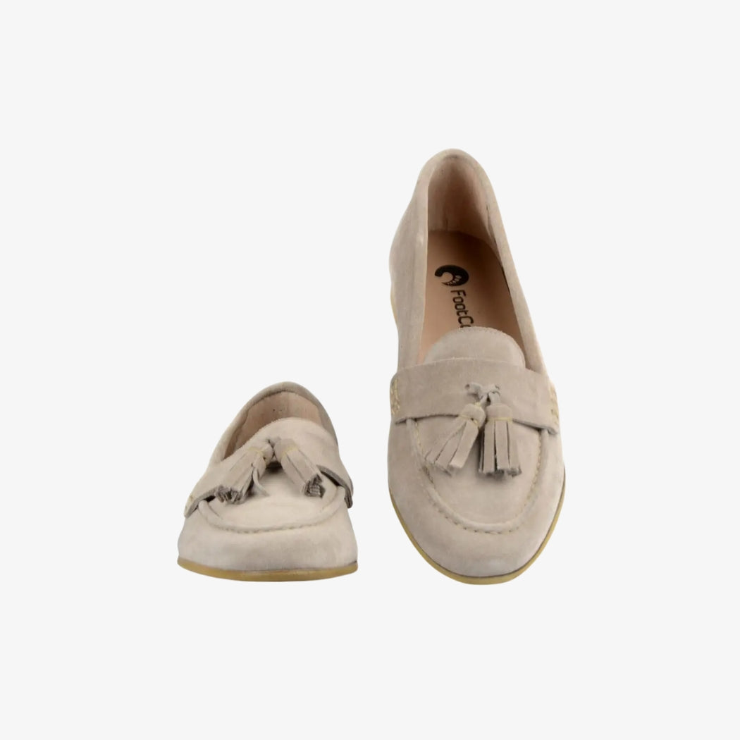 Loafer für Damen aus beigem Wildleder, mit dekorativen Quasten auf dem Rist für einen raffinierten und zeitlosen Stil. Diese Schuhe mit flachem Absatz bieten optimalen Komfort und eine elegante Erscheinung, perfekt für den Alltag oder lässige Anlässe.