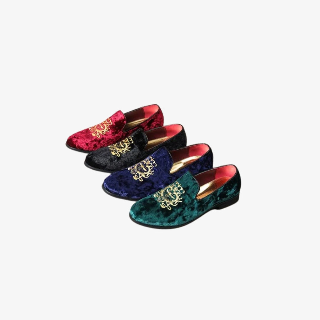 Loafer für Herren aus luxuriösem Samt, in mehreren Farben erhältlich (Rot, Schwarz, Blau und Grün). Diese eleganten Schuhe sind oben mit einem goldenen Stickmotiv verziert, ideal für eine Hochzeit oder einen festlichen Anlass, und vereinen Stil und Komfort.