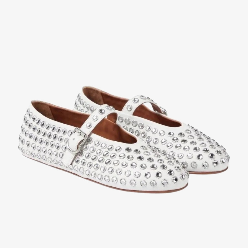 Weiße Loafer Ballerinas mit Kristallen und Mary-Jane-Riemen auf grauem Hintergrund