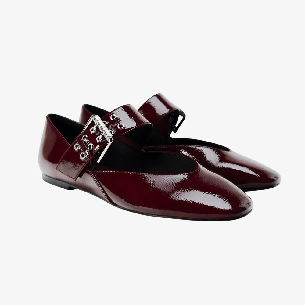 Loafer Ballerinas aus burgunderfarbenem Lack im Vintage-Stil, mit Maxi-Riemen, auf grauem Hintergrund