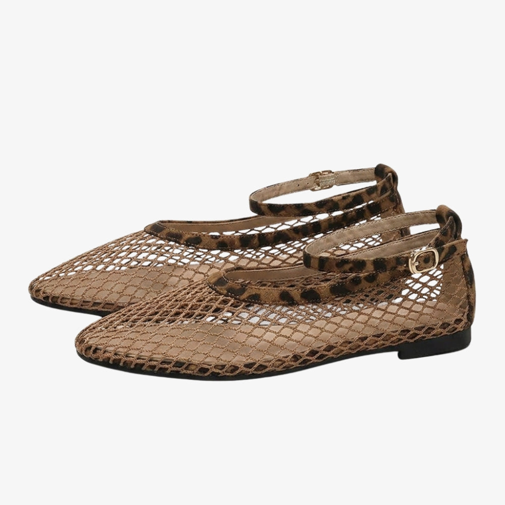 Netz Loafer Ballerinas mit Leopardenmuster und Knöchelriemen auf grauem Hintergrund