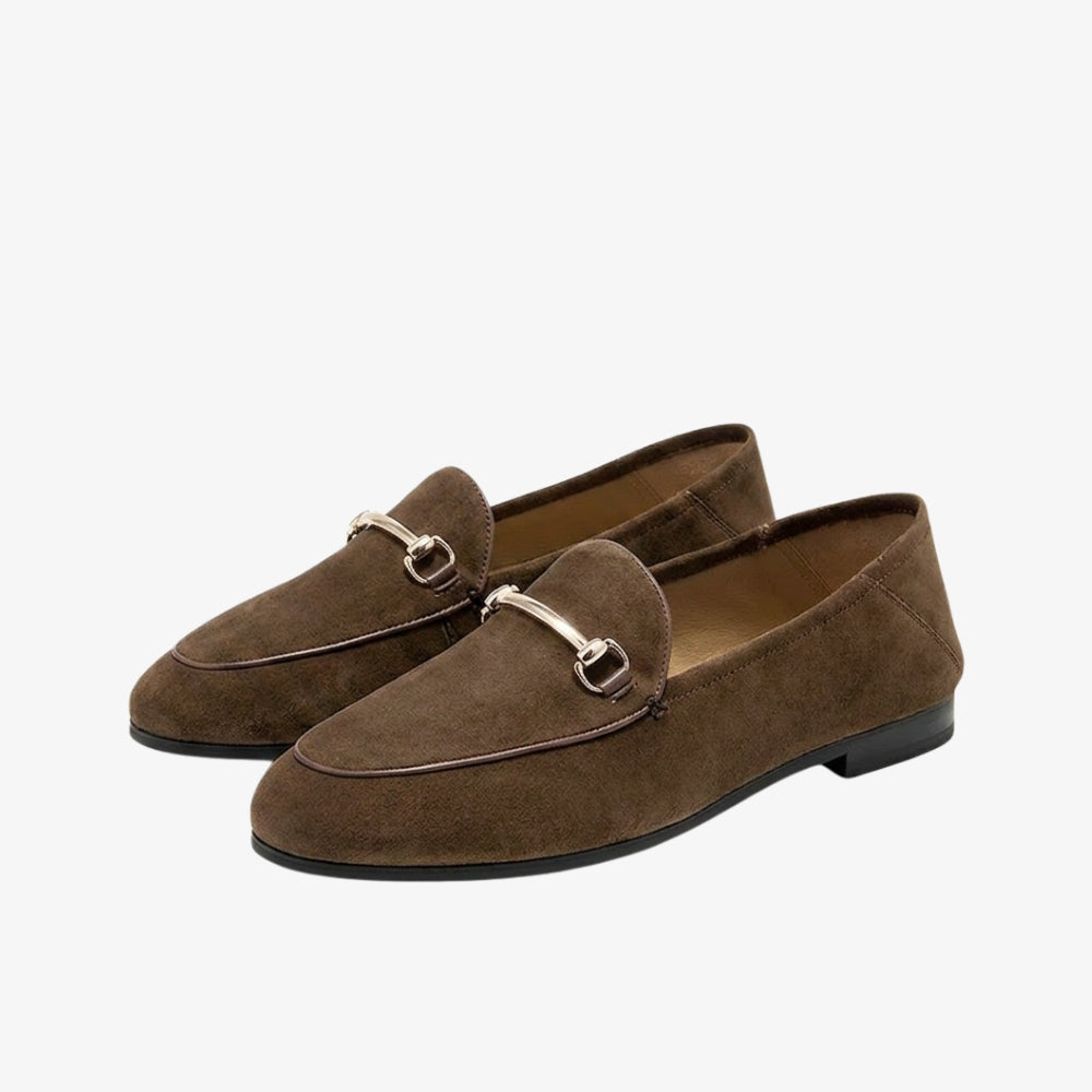 Loafer aus echtem braunem Wildleder mit Trense aus Metall auf grauem Hintergrund