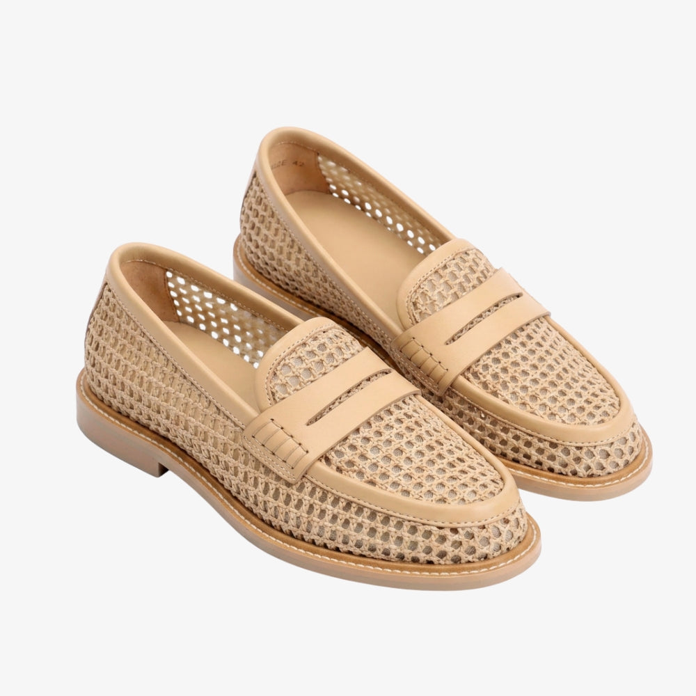 Beiger Loafer aus Mesh und Leder für Damen auf grauem Hintergrund