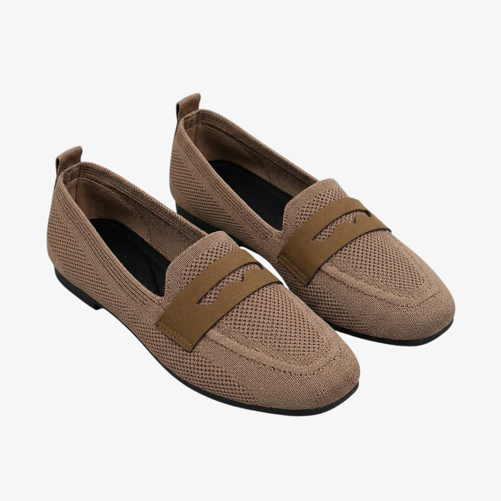 Weicher Loafer für Damen aus Baumwollstrick in Kamel auf grauem Hintergrund