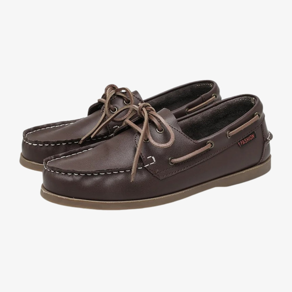 Bootsschuh Loafer für Herren aus braunem Leder auf grauem Hintergrund