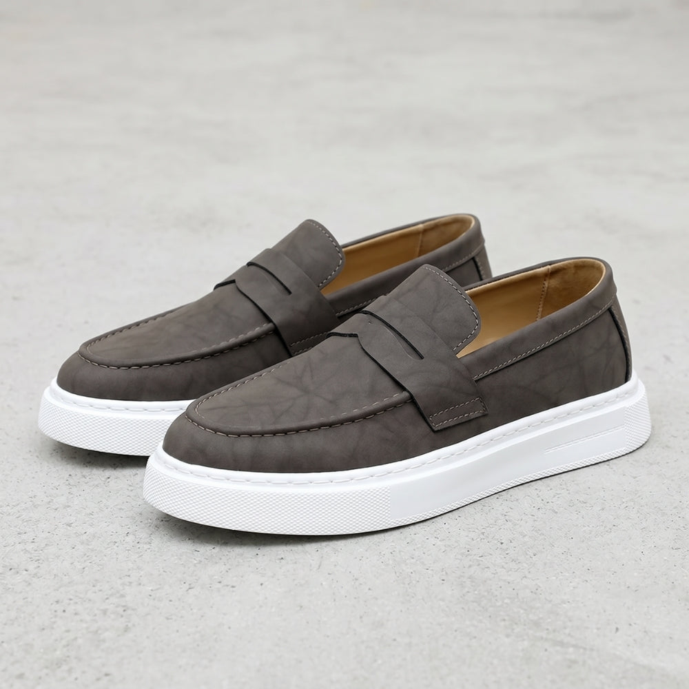 Rutschfeste Loafer aus Leder für Herren mit weißer Sohle