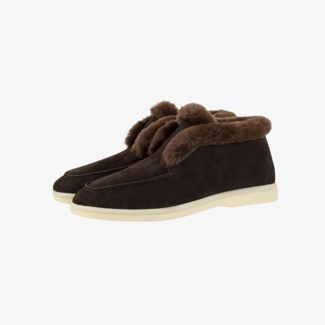 Braune Wildleder-Loafer für Damen, mit braunem Kunstfell gefüttert für Komfort und außergewöhnliche Wärme. Diese hohen Schuhe zeigen ein schlichtes Design mit sichtbaren Nähten und einer dicken weißen Sohle für einen modernen Look und guten Halt.
