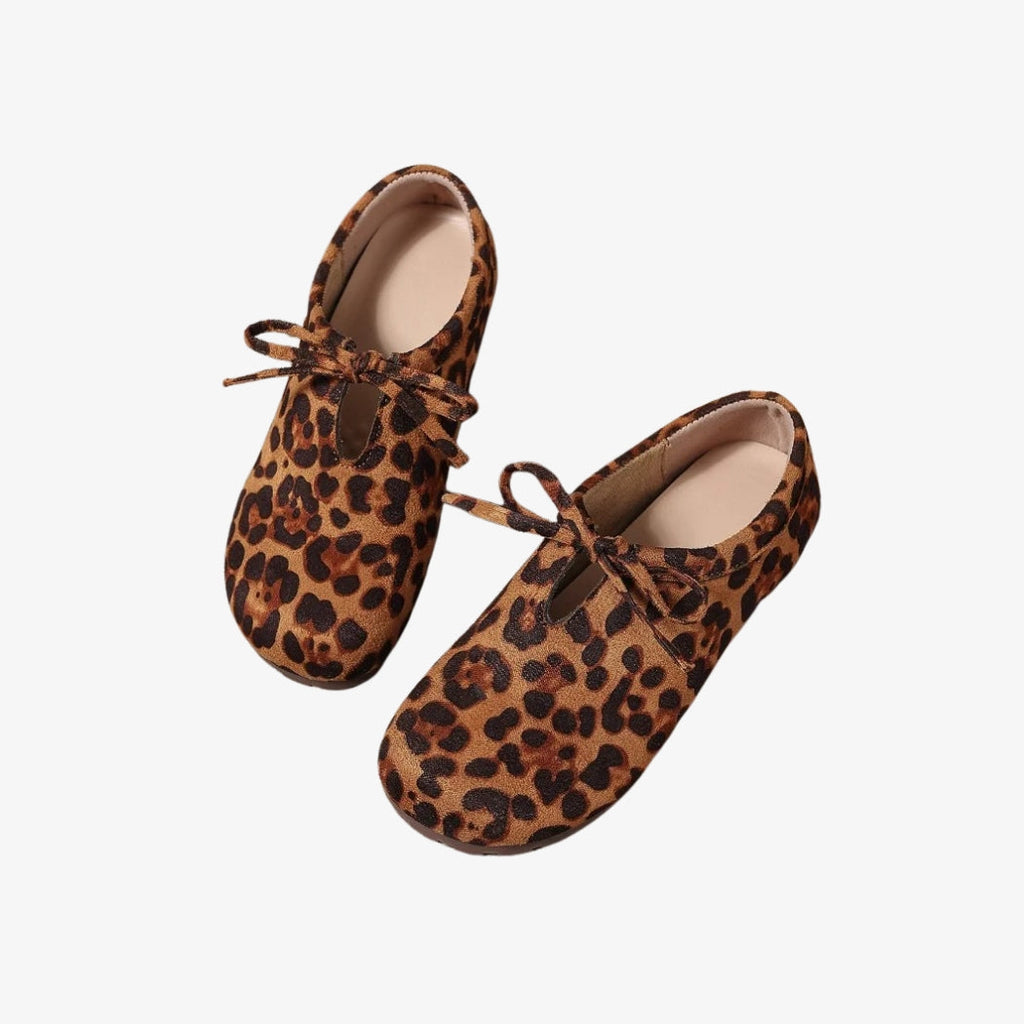 Loafer für Damen aus Kunstwildleder mit kühnem Leopardenmuster. Diese eleganten Schuhe sind mit einer zarten Schleife auf dem Rist verziert, die eine feminine Note setzt. Bequem und leicht, sind sie ideal für einen Casual-Chic-Stil.