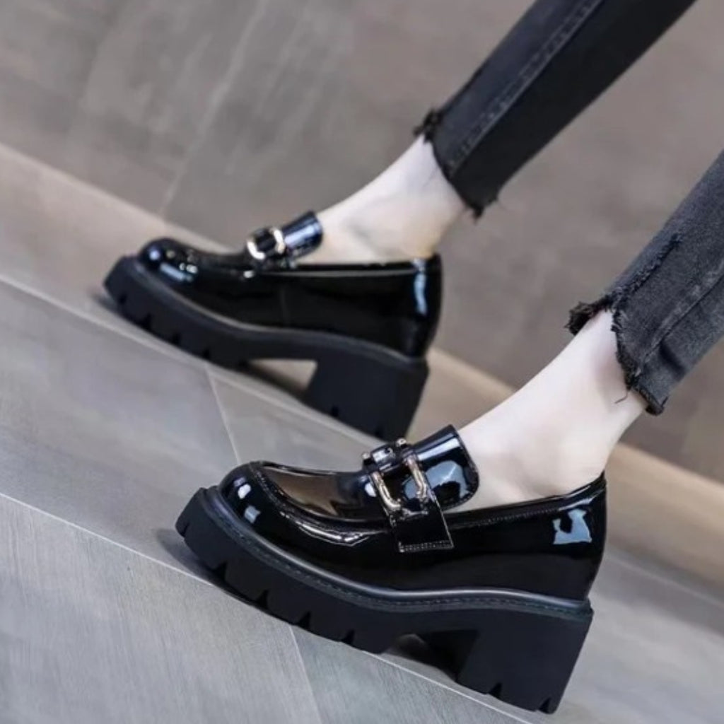 Lackierte Loafer mit Absatz und dicker Sohle
