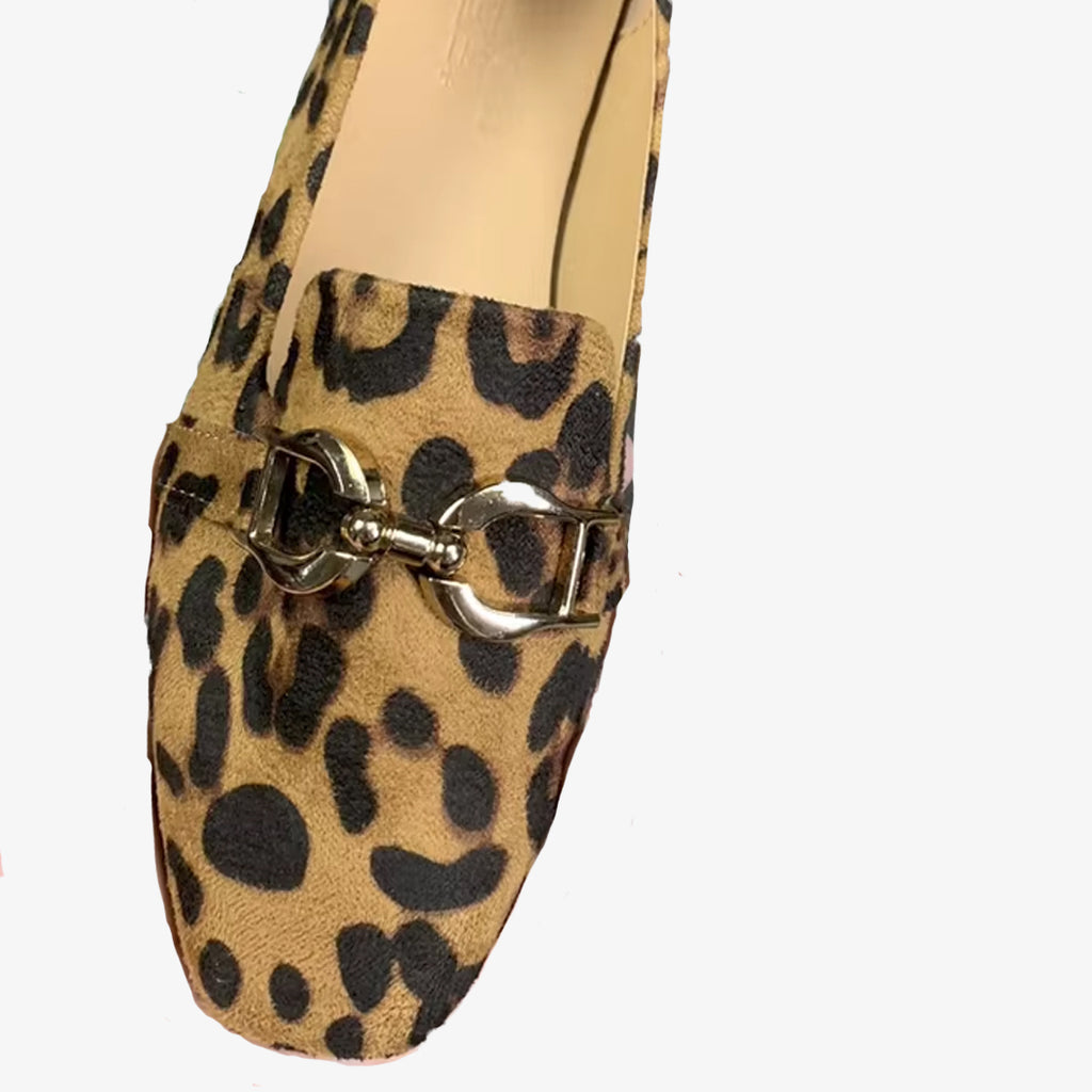 Mokassins mit Leopardenmuster und Kette für Damen mit einem metallischen Detail