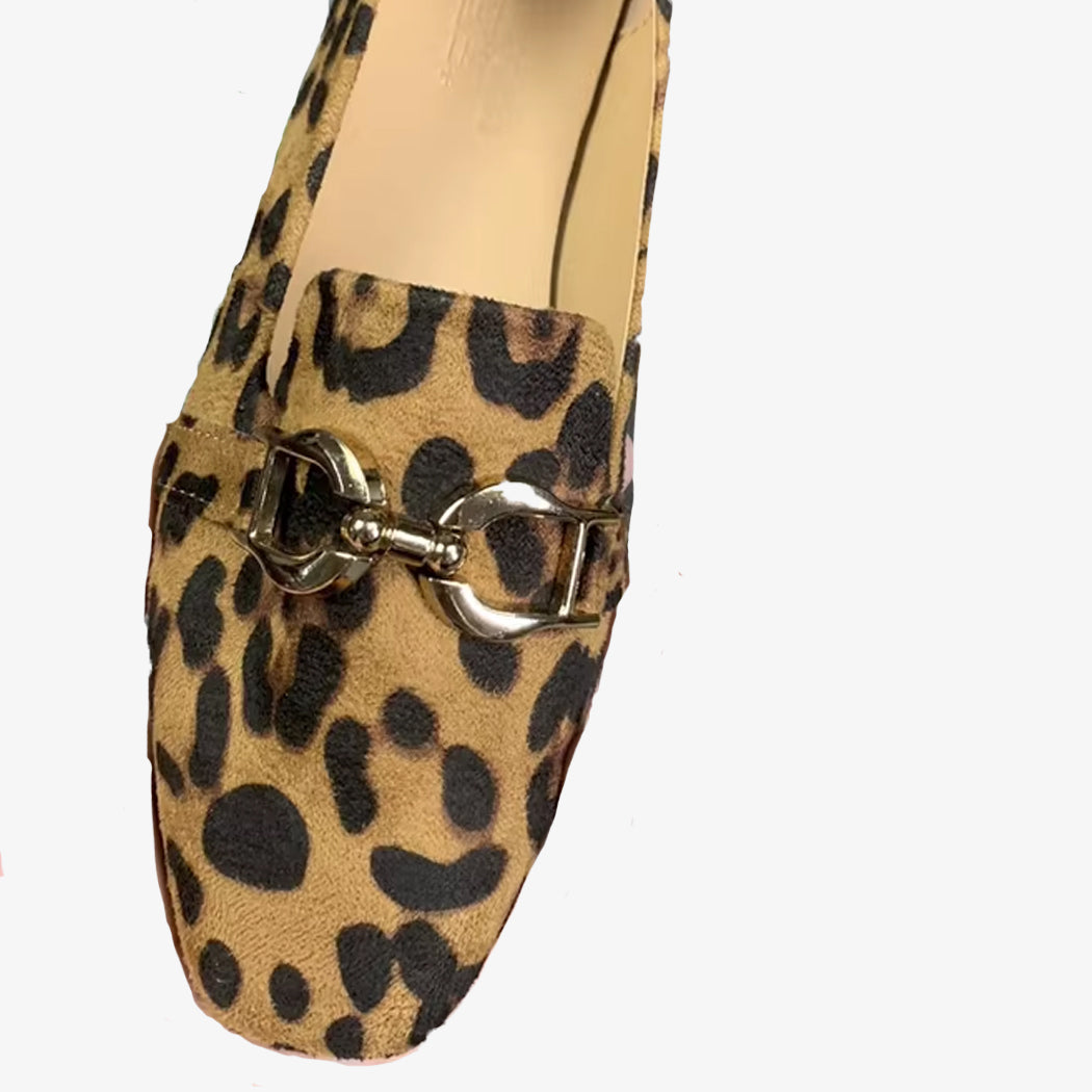 Mokassins mit Leopardenmuster und Kette für Damen mit einem metallischen Detail