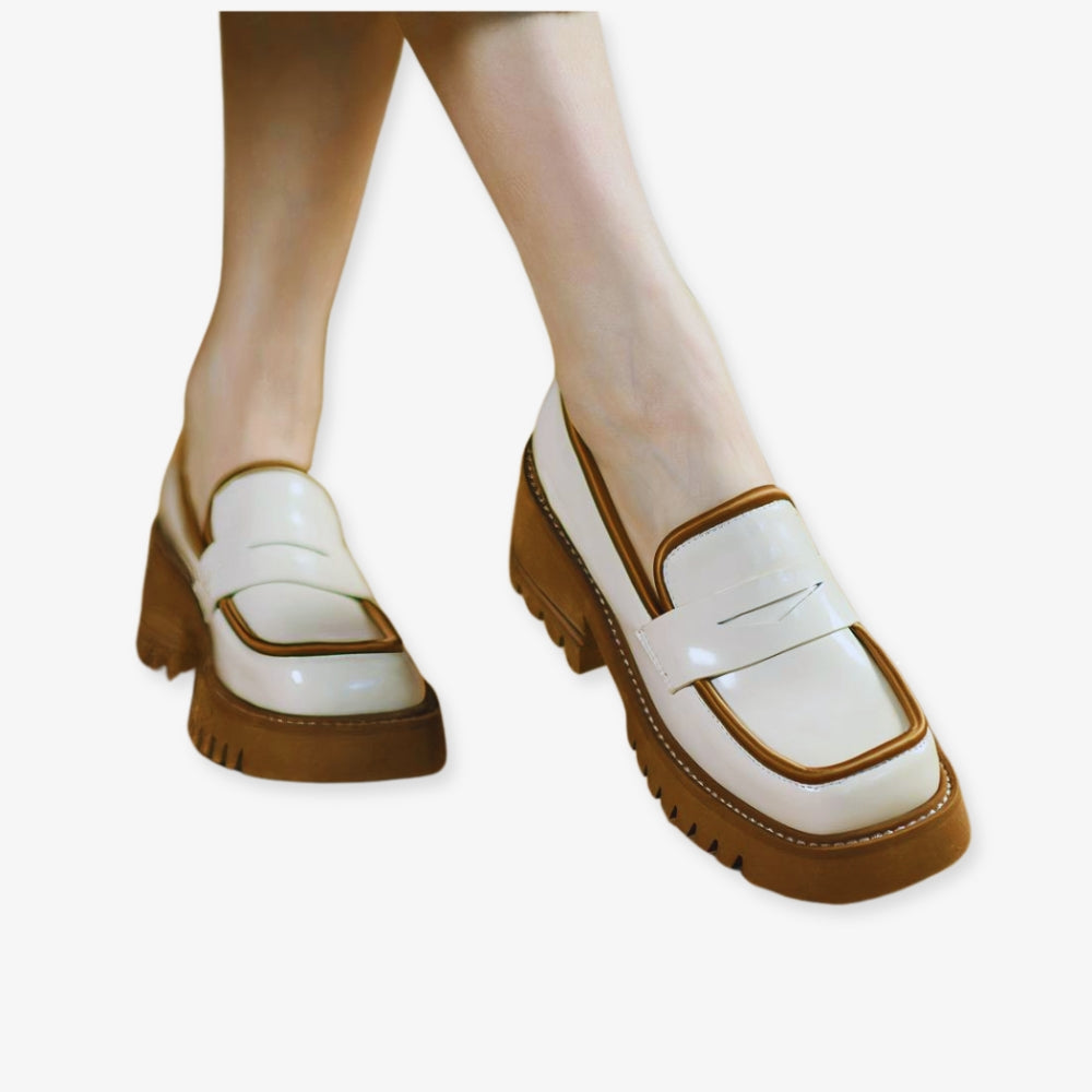 Zweifarbige Lackleder-Loafer mit dicker Sohle