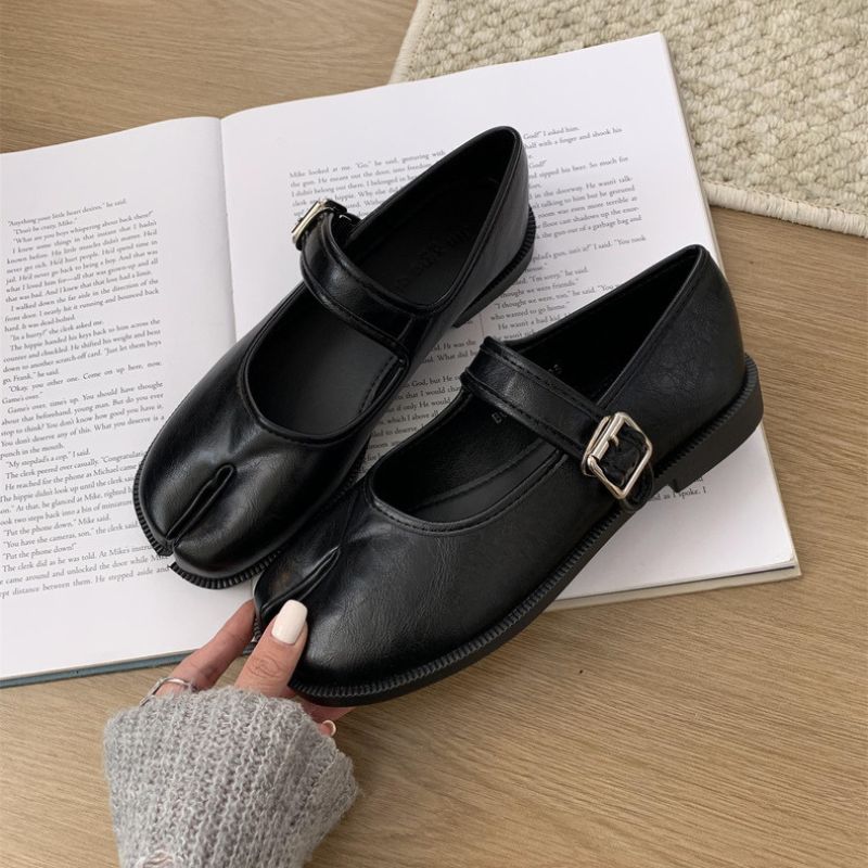 Mary Jane Ballerinas im Tabi-Stil
