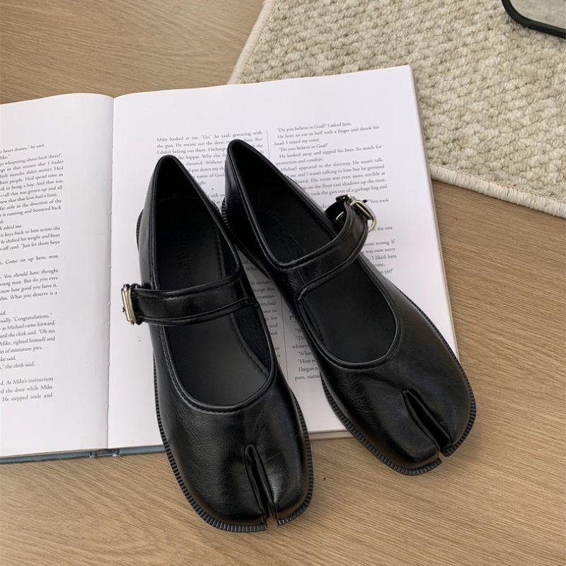 Mary Jane Ballerinas im Tabi-Stil