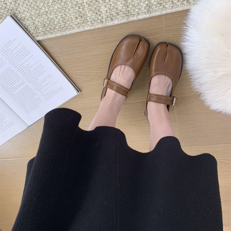 Mary Jane Ballerinas im Tabi-Stil