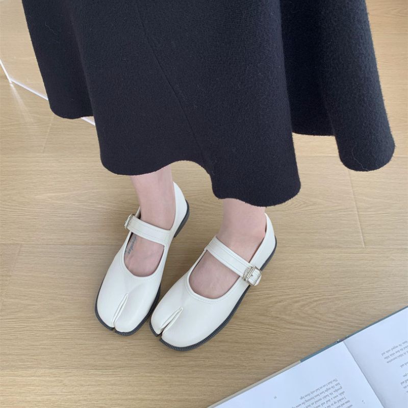 Mary Jane Ballerinas im Tabi-Stil