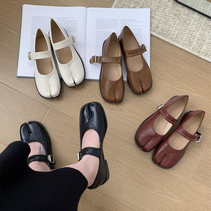 Mary Jane Ballerinas im Tabi-Stil