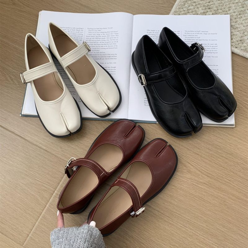 Mary Jane Ballerinas im Tabi-Stil