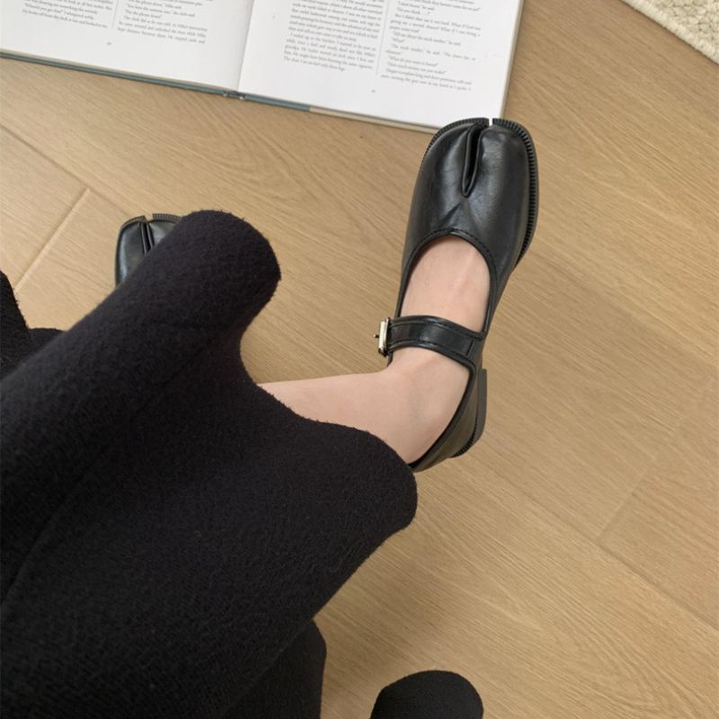 Mary Jane Ballerinas im Tabi-Stil