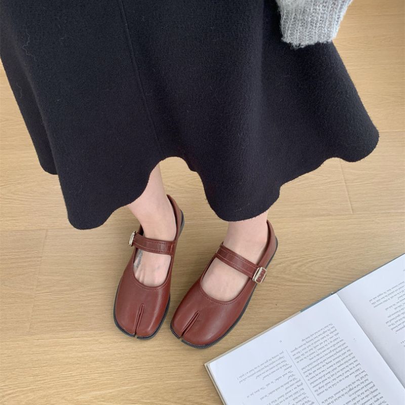 Mary Jane Ballerinas im Tabi-Stil