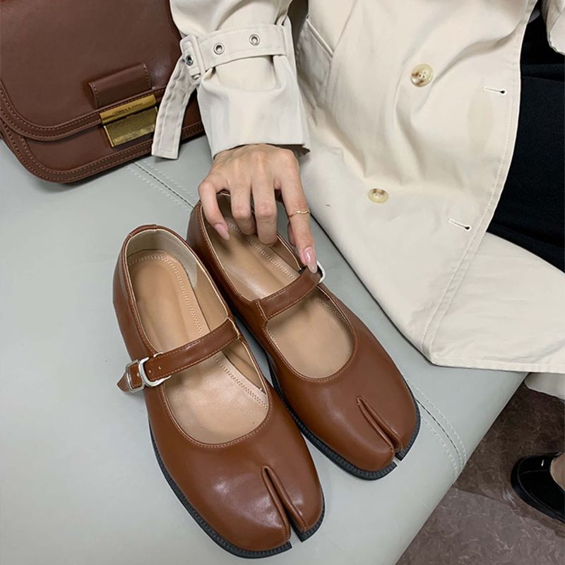 Mary Jane Ballerinas im Tabi-Stil