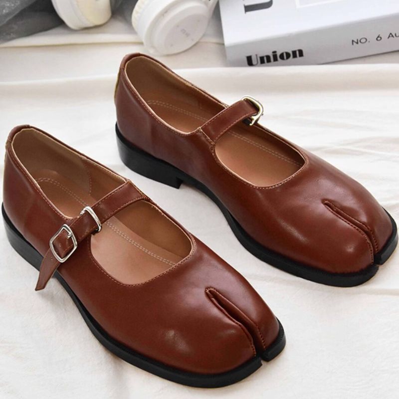 Mary Jane Ballerinas im Tabi-Stil