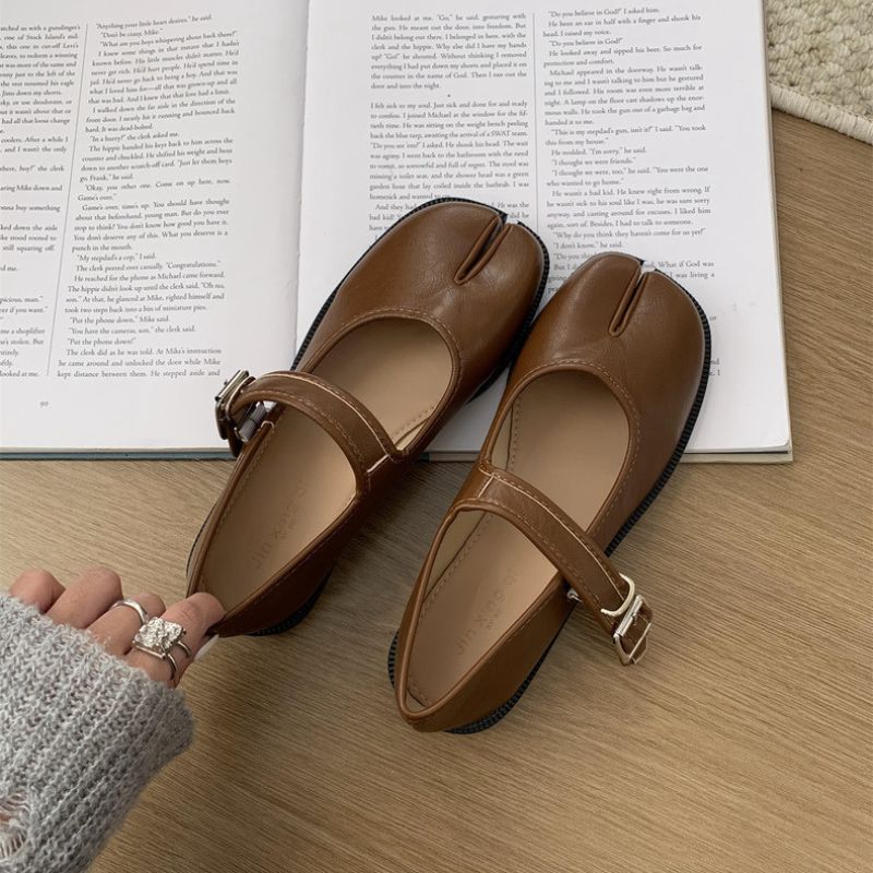 Mary Jane Ballerinas im Tabi-Stil
