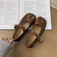 Mary Jane Ballerinas im Tabi-Stil, Braun