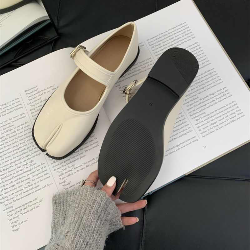 Mary Jane Ballerinas im Tabi-Stil