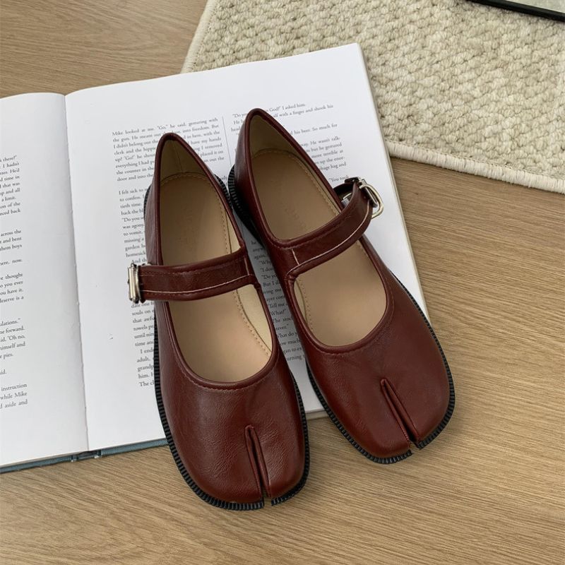 Mary Jane Ballerinas im Tabi-Stil