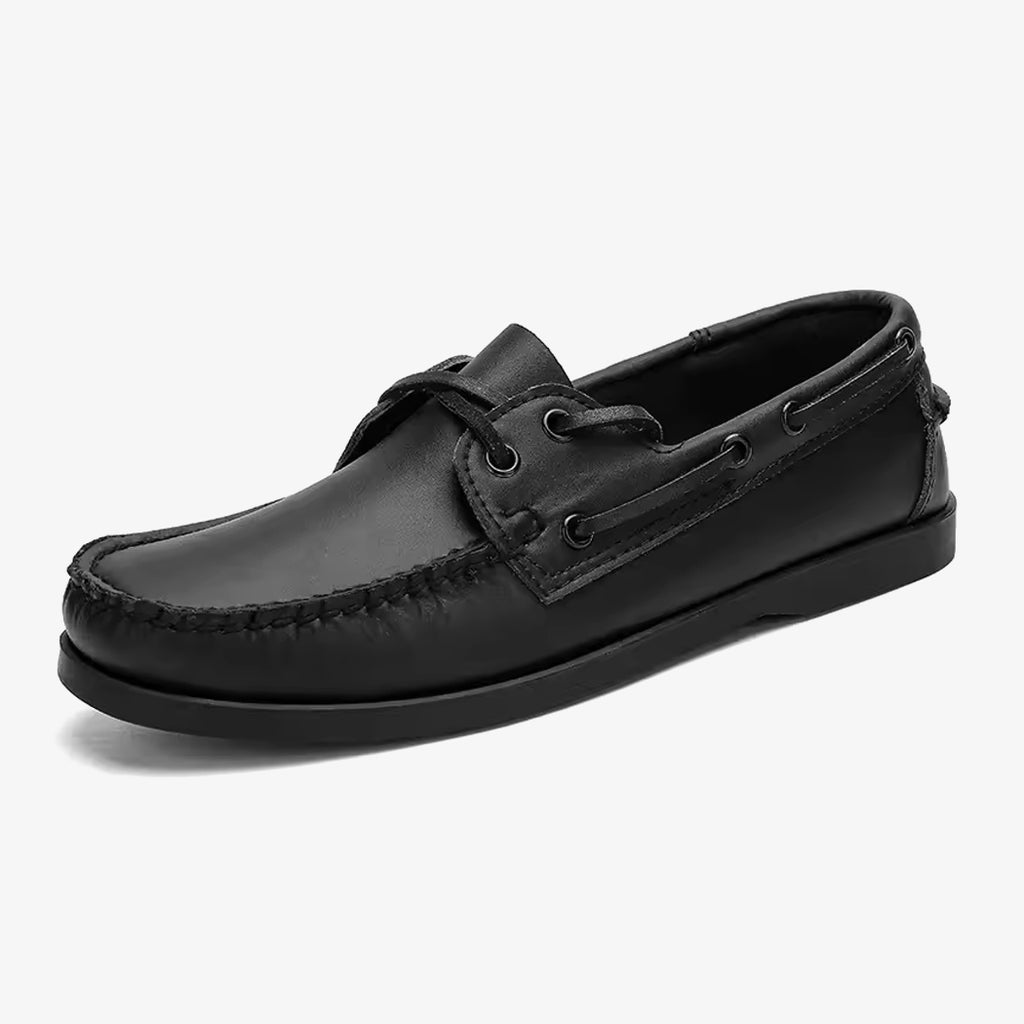 Ein Bootsschuh aus schwarzem Leder für Herren auf weißem Hintergrund