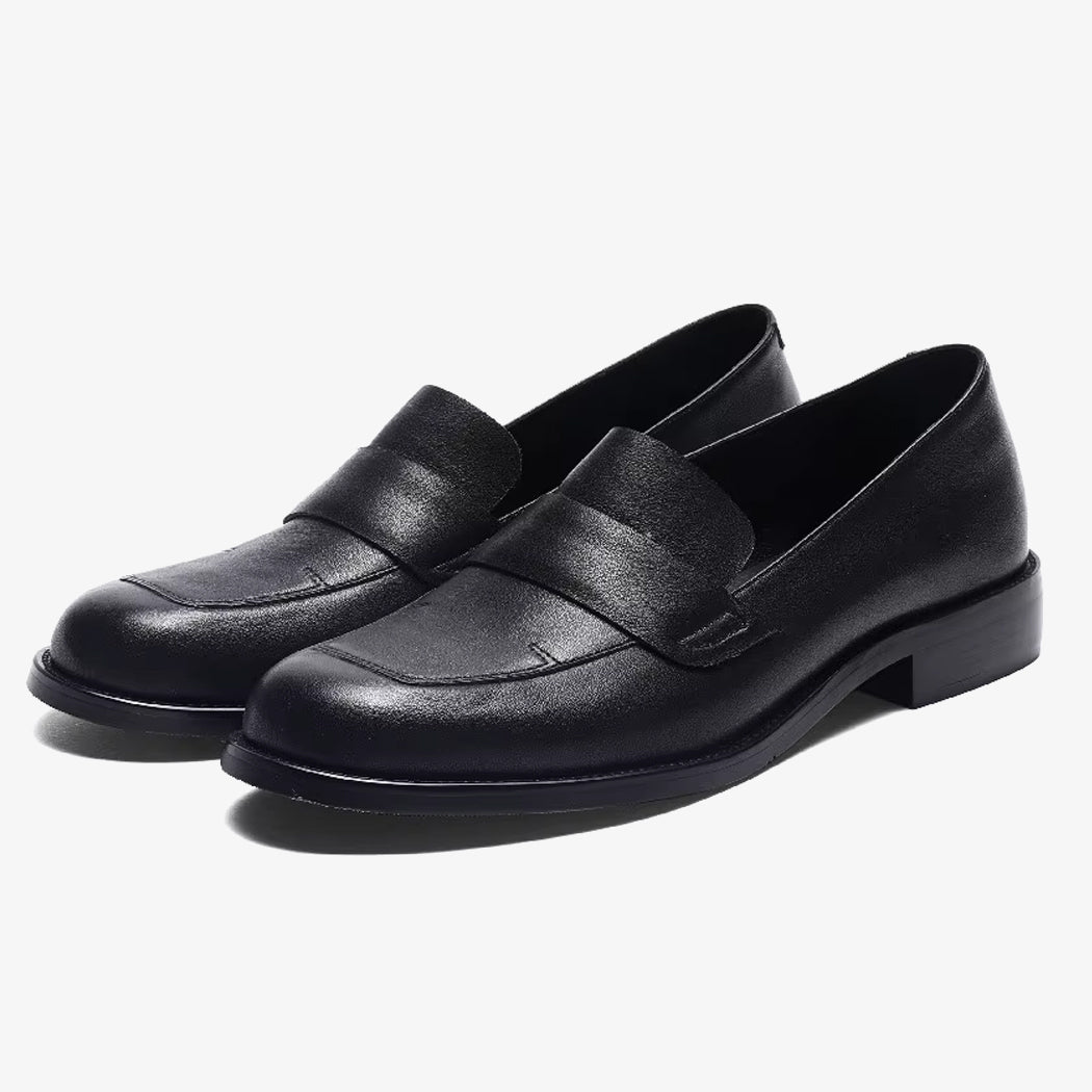 Paar klassischer, eleganter Mokassins aus schwarzem Leder für Damen