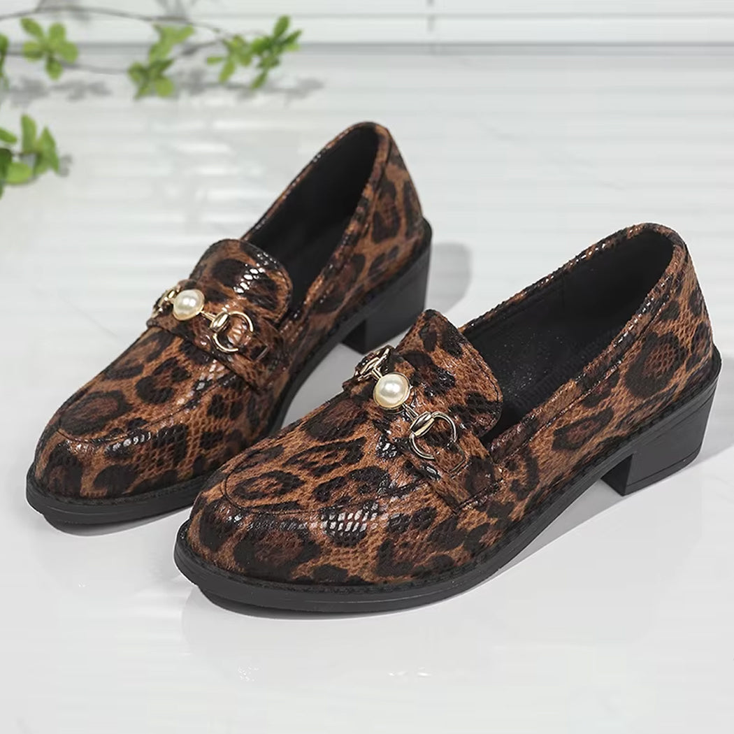 Leoparden-Mokassin mit Schlangeneffekt und Perlendetail
