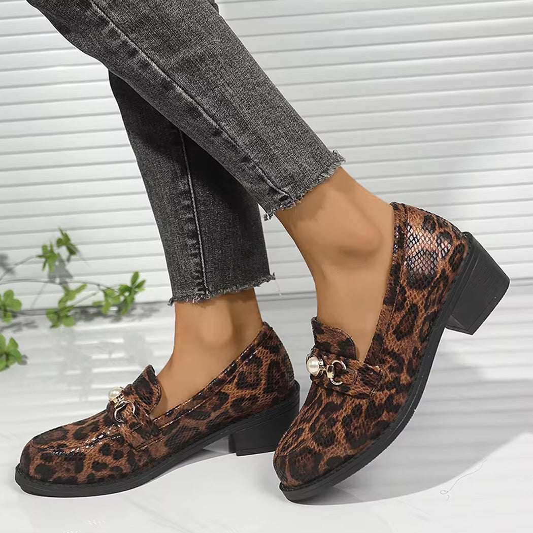 Leoparden-Mokassin mit Schlangeneffekt und Perlendetail