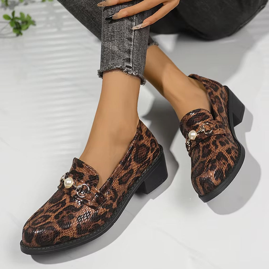 Leoparden-Mokassin mit Schlangeneffekt und Perlendetail