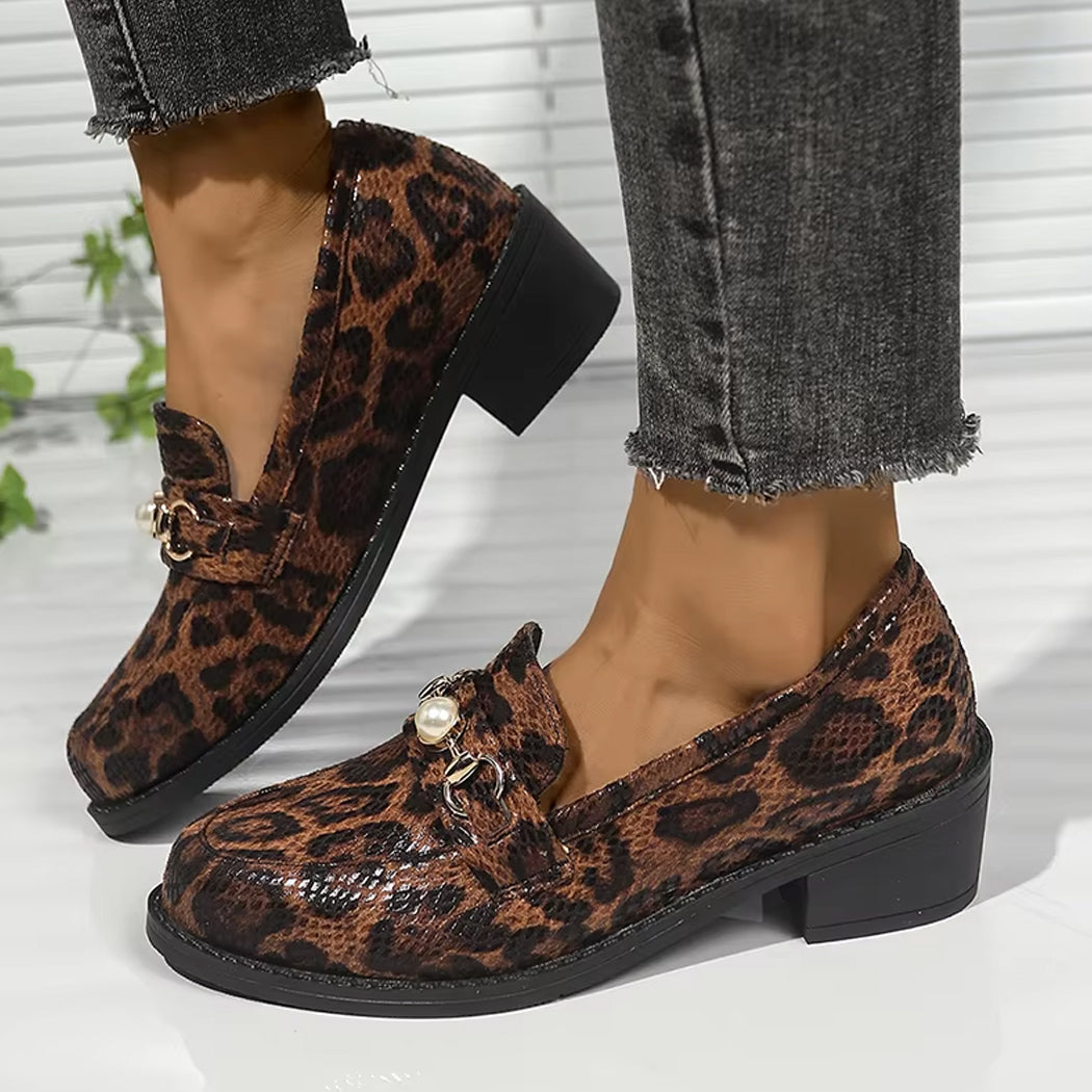 Leoparden-Mokassin mit Schlangeneffekt und Perlendetail