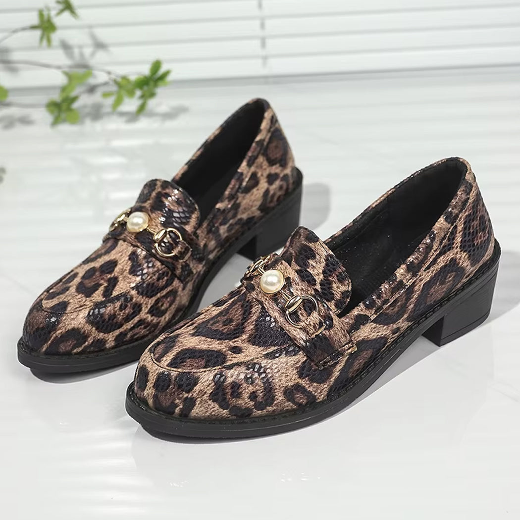Leoparden-Mokassin mit Schlangeneffekt und Perlendetail