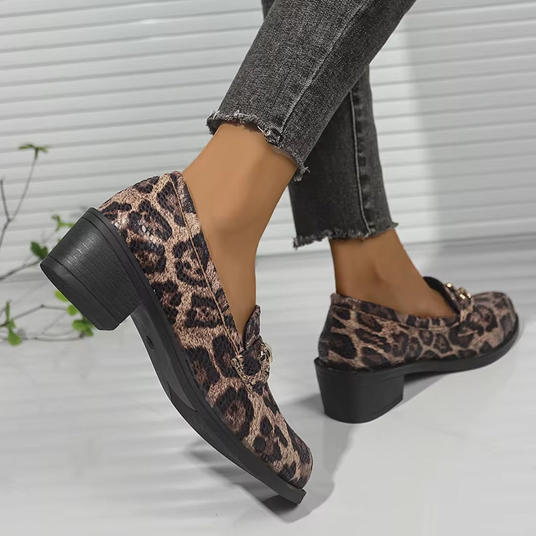 Leoparden-Mokassin mit Schlangeneffekt und Perlendetail