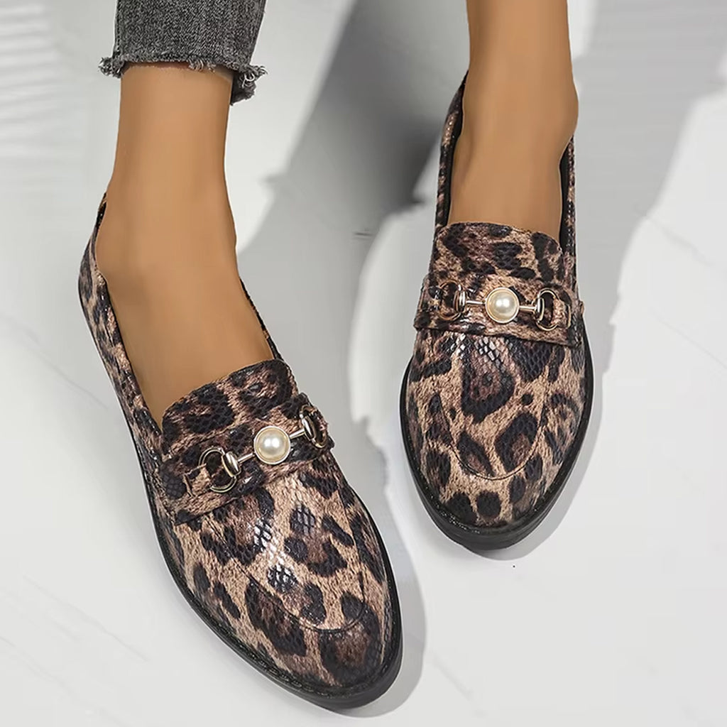 Leoparden-Mokassin mit Schlangeneffekt und Perlendetail