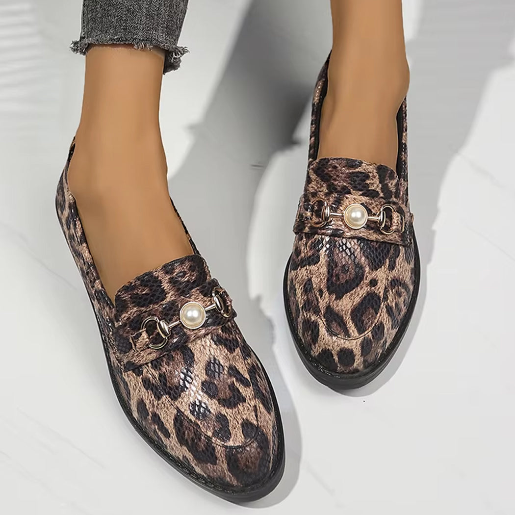Leoparden-Mokassin mit Schlangeneffekt und Perlendetail