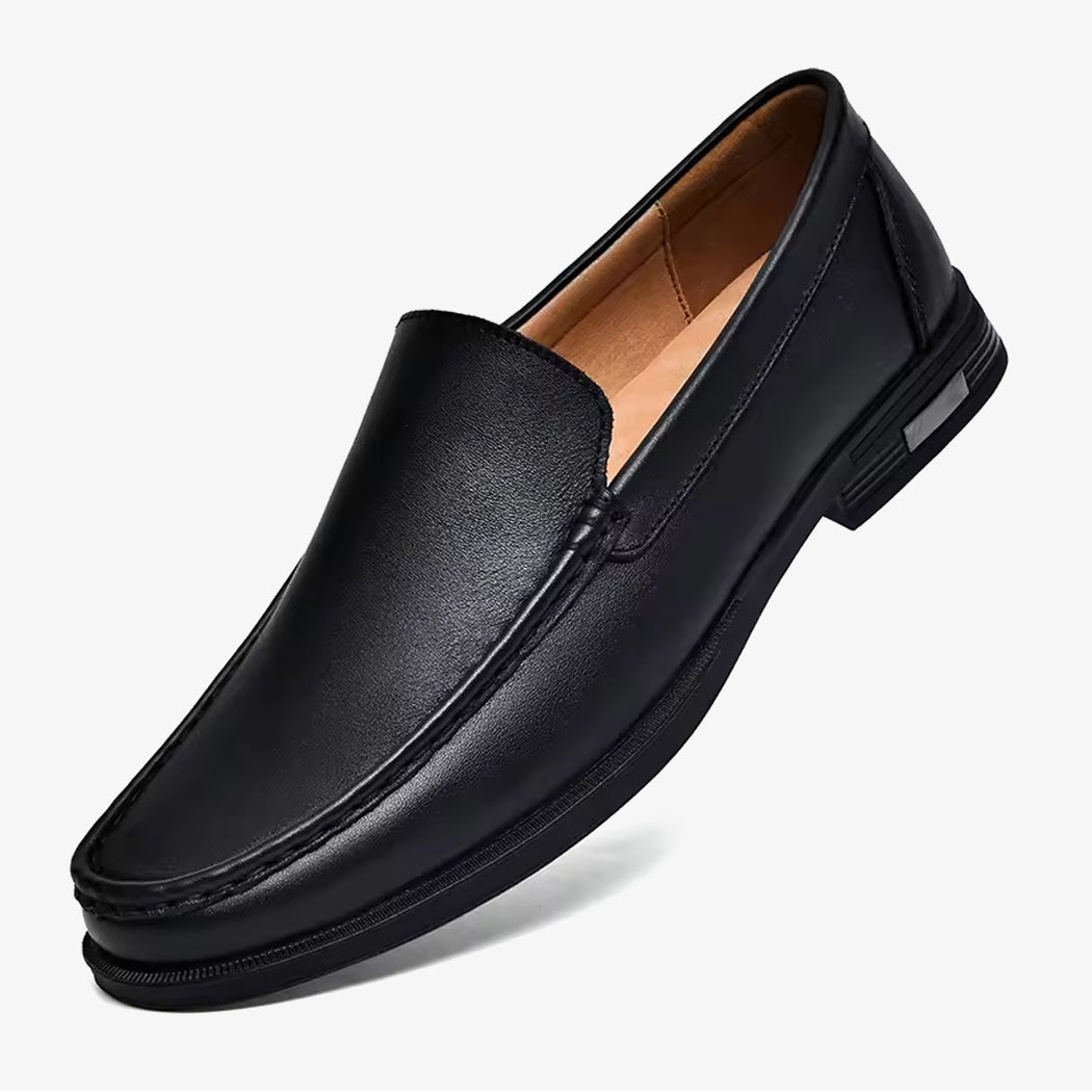 Ein schwarzer Casual-Herren-Loafer aus Leder vor einfarbig weißem Hintergrund