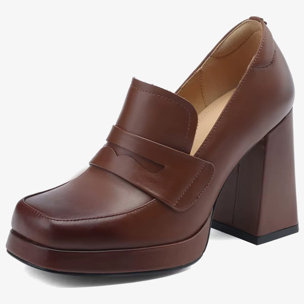 Ein Loafer mit Absatz aus Leder für Damen in Braun auf weißem Hintergrund