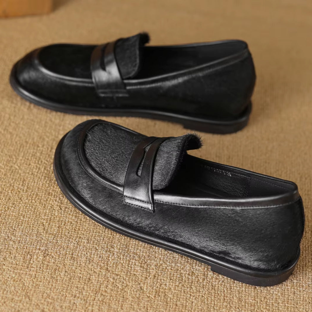 Schwarzer Mokassin aus Leder und Rosshaar